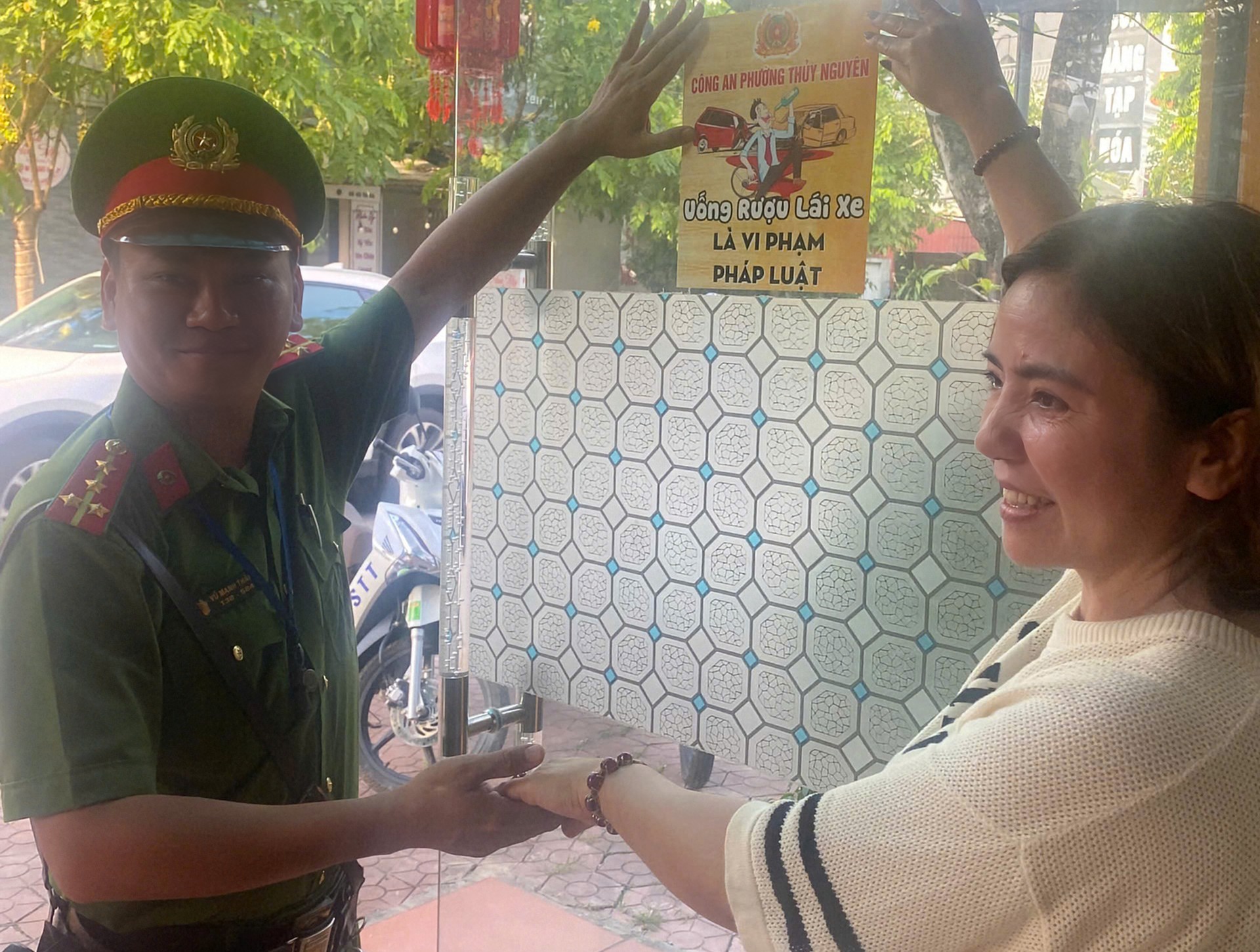 Công an phường Thủy Nguyên đẩy mạnh tuyên truyền trật tự an toàn giao thông, xây dựng nếp sống văn minh đô thị